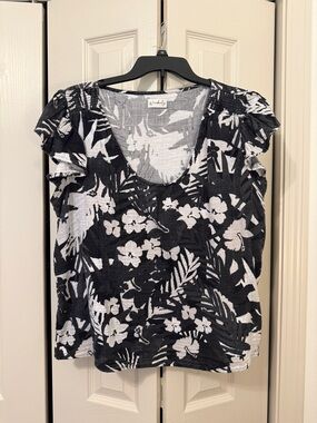 Wonderly Black & White Floral Scoop Neck Flutter Sleeve Top